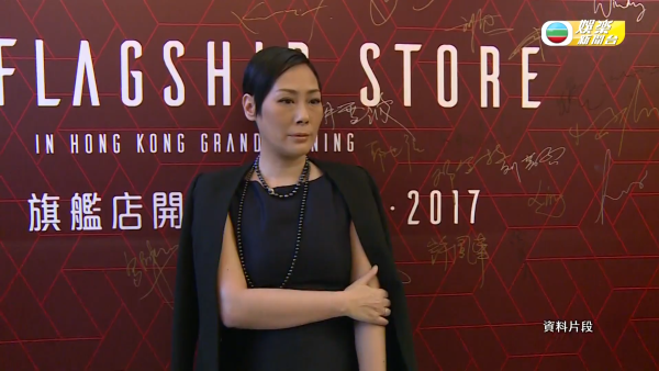 59歲關淑怡驚傳病危入ICU搶救 定居美國兒子關浚賢急返港守候病房外痛哭