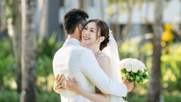 莊思敏婚禮現場相片曝光超Deep V搏到盡 16字回應老公高級督察身份