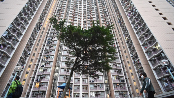 港人首派市區公屋 潮濕兼遠離地鐵惹擔心 網民駁：3大優點要得過