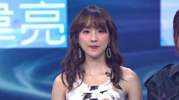 聲秀｜甄敏芳露背長裙女神降臨迷倒吳業坤 被指特選靚女搭檔隔空擁抱表現怕醜