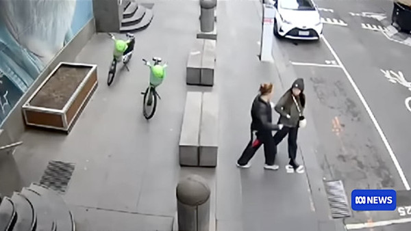 有片！兇徒隨機持刀襲擊 華人女子被刺重傷肺塌陷：一輩子陰影