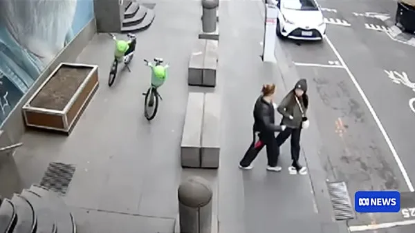 有片！兇徒隨機持刀襲擊 華人女子被刺重傷肺塌陷：一輩子陰影