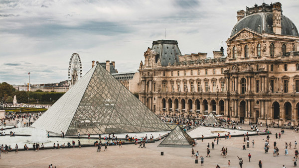 法國羅浮宮被搶劫蒙面賊全副武裝砸窗偷走9件珠寶 2失物已尋回1頂王冠摔毀