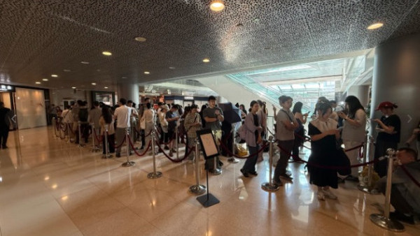 香港湧現「買金潮」老舖黃金排長龍!大媽清晨5時現身搶排第1買金器 網民分析原因