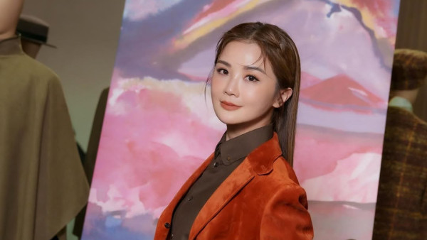 蔡卓妍阿Sa大仔大女生日IG貼全家福慶生 驚爆已為人母真正身份嚇窒網民
