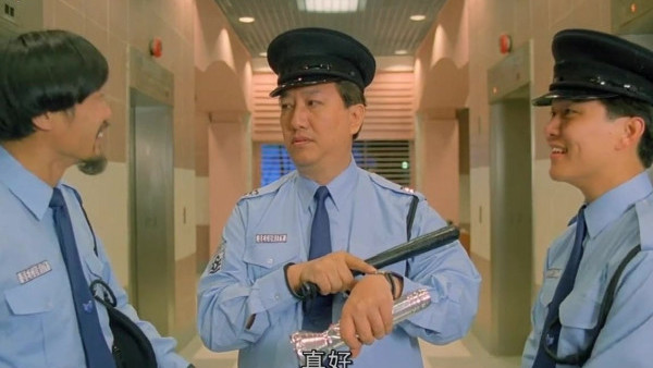 公屋貼通告禁止保安替住戶做一事!原因是影響日常工作安排!網民激讚做得好:當自己住私樓咩