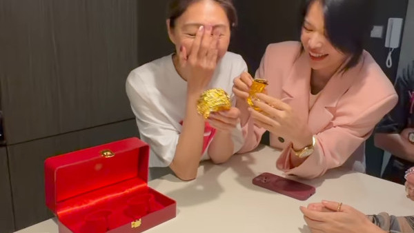 胡定欣婚後首度現身腹部隆起孕味超濃 胡杏兒豪贈六位數巨型流星錘龍鳳鈪