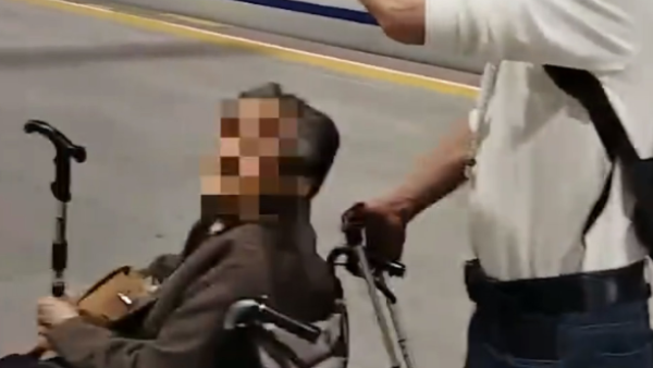 鄭智化「連滾帶爬」翻版？ 男子帶坐輪椅九旬母搭高鐵 批深圳北站服務差