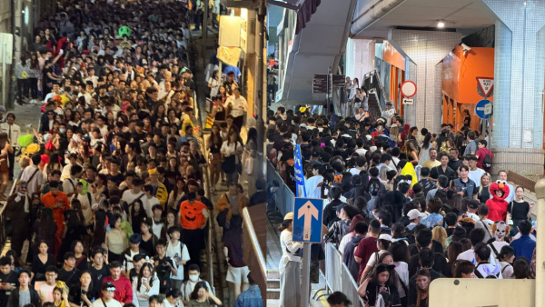 直擊中環蘭桂坊萬聖節人潮洶湧！現場節日氣氛濃厚 市民遊客扮鬼扮馬