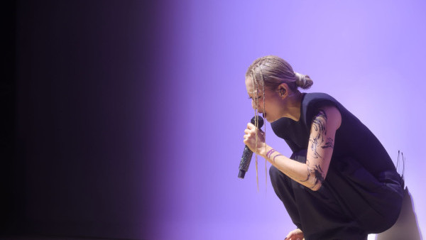 鄭秀文張敬軒拉闊｜鄭秀文 《Let Go》超虐心版本 張敬軒大熱作全場大合唱