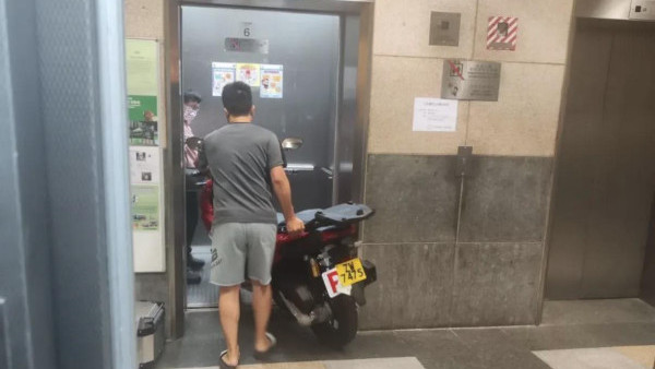 公屋奇景！港男推電單車入𨋢上樓停泊？網民反應兩極：冇錢唔好學人揸車