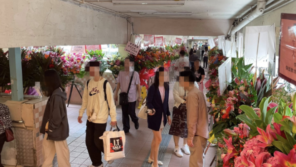 沙田茶記新開張「花籃長城」極震撼！逾50個花籃排滿天橋！街坊憑1點推測做唔長