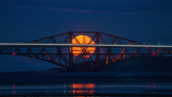 錯過要再等一年！巨型超級月亮11.5登場時間表！賞月攻略+必學手機拍攝3大神技