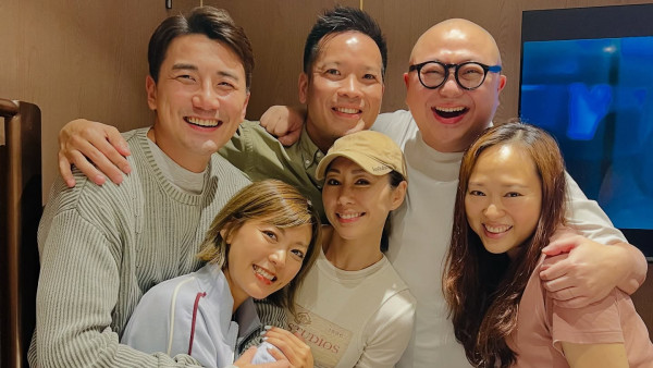 胡定欣夫婦飯局報答兩位媒人「大功臣」　世紀合照一細節再惹懷孕傳聞？