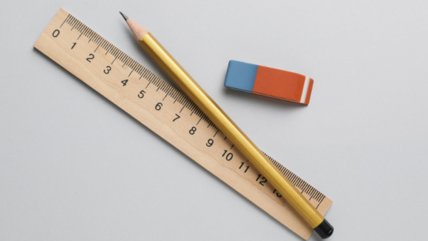 沙膠用錯幾十年！90後呻「擦原子筆必爛紙」揭1個真正用法：藍色一邊唔係咁用！