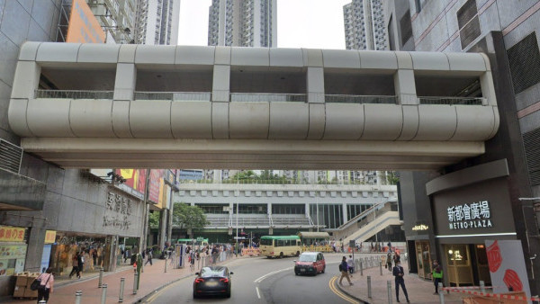 平民 vs 中產？新界商場行人天橋分隔兩個世界！網民留言一面倒：成區都係貧民區喎