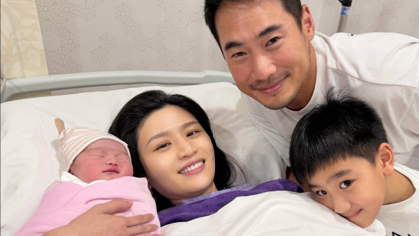 Coffee林芊妤宣布平安誕下第二胎女兒 剖腹產後首曬全家福報喜：妹妹健健康康