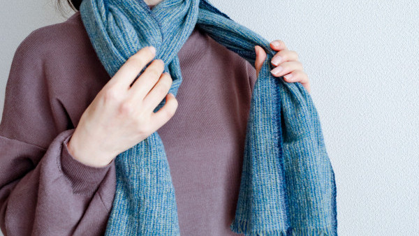 轉季靜電｜成日被「電」到啪啪聲？即學8招「斷電神技」：原來著錯衫！