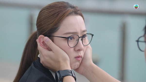 新聞女王2｜王敏奕盛世美顏獲激讚零死角 驚青扁嘴樣超可愛！網民：靚到Dum一聲