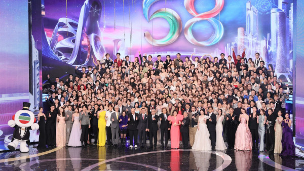 TVB台慶2025｜大合照一線小生花旦企位得寵見真章 呢位被流放後終於強勢回歸