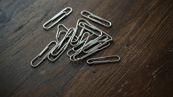 萬字夾只用來夾文件？網民實測揭9大隱藏用法：幾秒變手機支架/旅行安全鎖