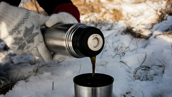 保溫杯裝咖啡恐中毒？醫學專家揭「2種情況」千萬勿用 隨時飲重金屬落肚