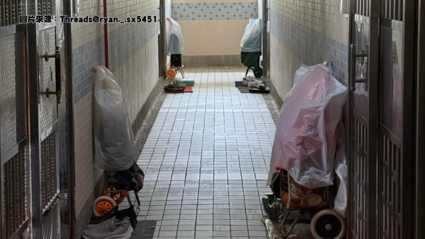 居屋走廊變「私人停車場」？港男斥住戶自私 網民掀罵戰：阻住你瞓走廊？