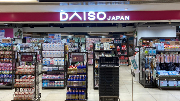 波鞋發黑有救！12蚊店「去污海綿」網民實測：輕擦幾下黑邊消失、即刻變白