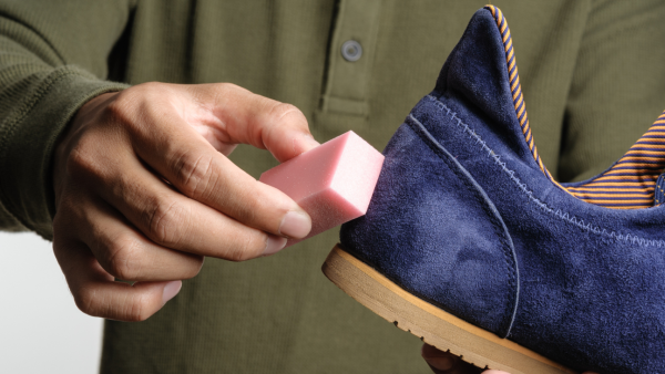 麂皮鞋污糟唔洗得？12蚊店「乾洗噴霧」實測：免過水一噴即甩 陳年漬消失