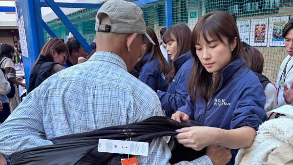 宏福苑大火｜前港姐冠軍赴災區親力親為 現場派發援助金物資 淚崩安慰婆婆無家可歸苦況