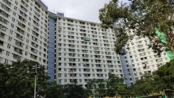 屯門公屋｜舊公屋單位門口冇窗？全層得自己被封！房署揭背後真正原因