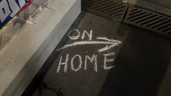 沙田驚現詭異「粉筆箭嘴陣」？沿路指往隧道盡頭寫ON HOME 真相超暖心