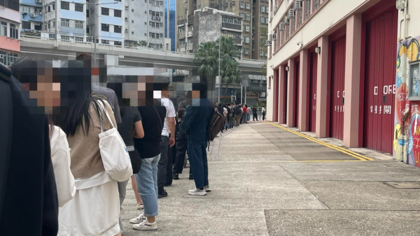 旺角消防局現神秘人龍？大批年輕人「打蛇餅」網民笑爆揭1個真相：排緊乜呀