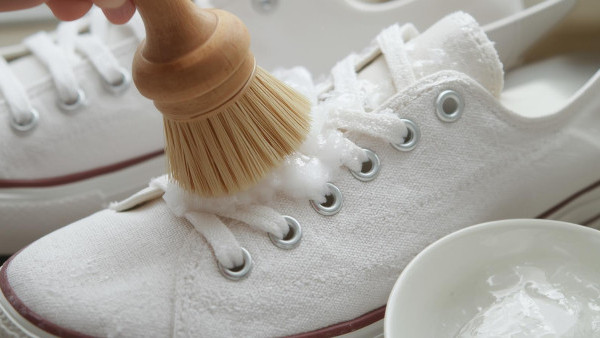白鞋發黃有救！呢款$36洗面奶變「洗鞋神器」實測30秒變白 網民笑：一直用錯地方