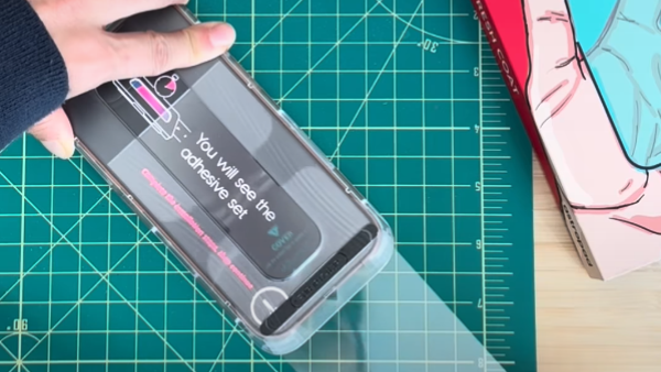 iPhone 17千萬咪亂貼Mon貼！實測揭恐怖後果：AR塗層即報銷、螢幕廢咗一半