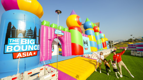 全球最大彈跳城堡2026年回歸西九文化區！逾10萬呎超巨型充氣遊樂區/早鳥優惠門票詳情一覽