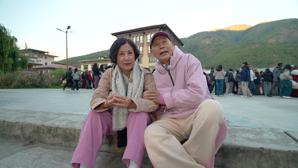 帶阿姐看世界｜汪明荃羅家英不丹鬥嘴背後放閃 夫妻恩愛拖手「連體背影」 甜蜜如熱戀