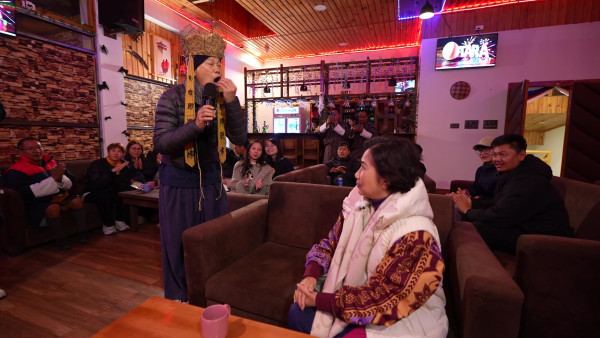 帶阿姐看世界｜羅家英唐僧上身突襲獻唱《Only You》 不丹婚照拍攝意外掌摑阿姐