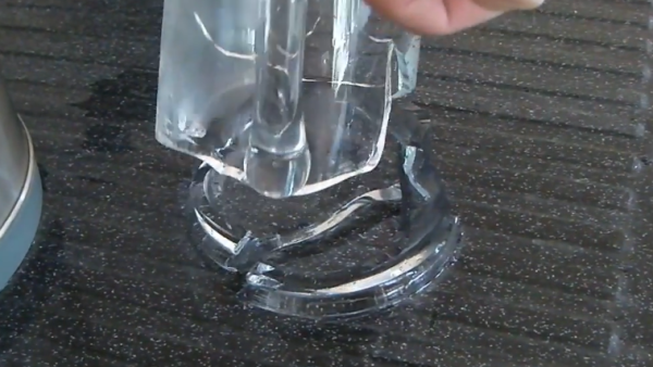 倒熱水1秒爆開？玻璃杯「越厚越危險」揭4大保命關鍵：做錯呢步隨時受傷