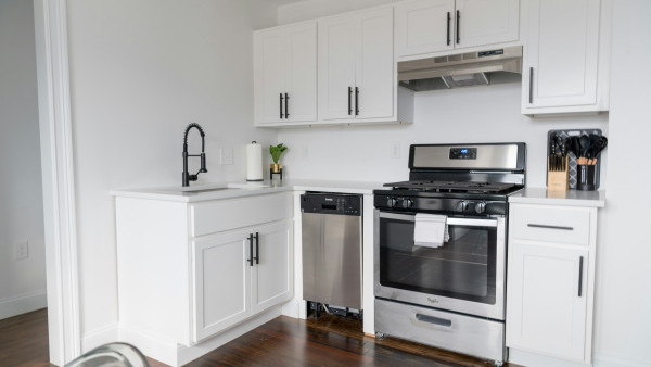 越抹越污糟！煮食爐/馬桶3大位「忌用清潔劑」改用「呢一物」乾淨過新