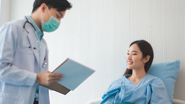 父母60歲買醫保＝倒錢落海？保費供到80歲貴幾倍 網民嘆：唔買排公立等到死