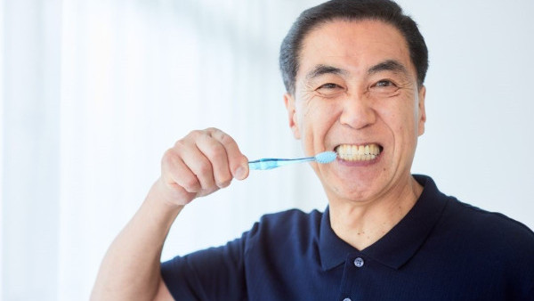 大力刷牙恐毀容？連登仔嘆牙肉萎縮「咁就一世」　醫生揭毀滅式誤區：無法再生