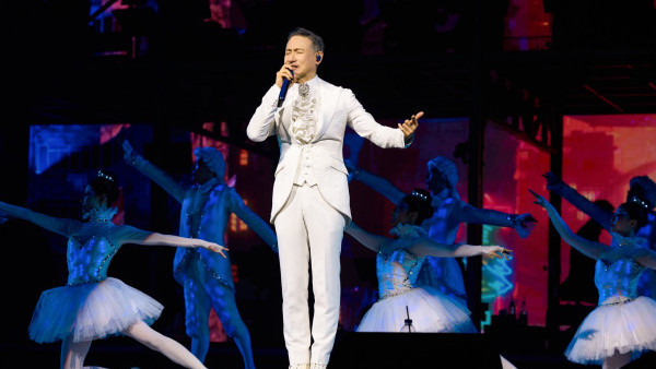 歌神歸位！《張學友60+巡迴演唱會香港終章》紅館開鑼：刷新紀錄再現「一字馬」神技