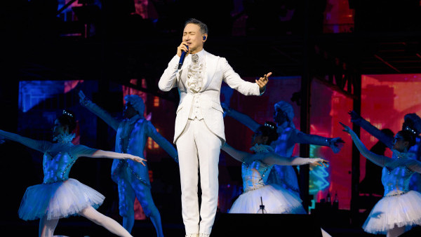 張學友香港演唱會2025｜張學友20場紅館舞台頭場開鑼 一字馬力證64歲寶刀未老