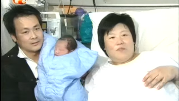 2008年元旦BB突現身！親身回應坐飛機搭車唔使錢？免費入迪士尼？網民：真係贏咗99.99%香港人