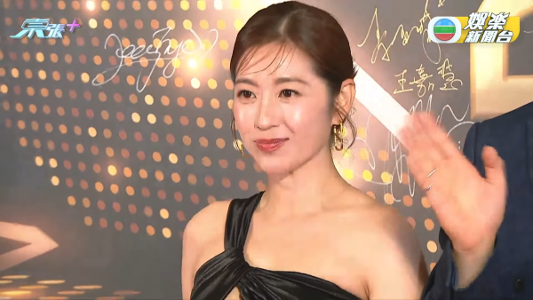 萬千星輝2025｜陳自瑤胸前「邪惡開大窿」露南半球 震撼谷胸秒殺全場從不令人失望