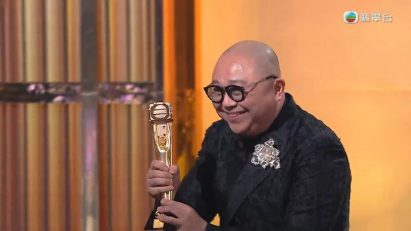 萬千星輝2025｜林盛斌Bob勇奪最佳男主持興奮到失控 激動過頭一嘢拍爛獎座場面尷尬