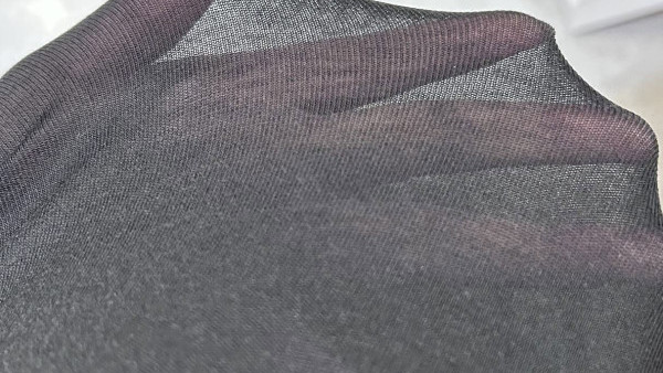 UNIQLO發熱衣被嫌「薄到透光」質疑真係暖？過來人實測平反：熱到出汗