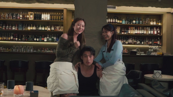 尋歡作樂的姐姐丨林凱恩遭爆肌男單手舉起瘋狂尖叫 何沛珈體驗「動態公主抱」嚇到Body見紅！