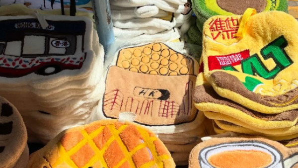 最強香港手信？旺角地攤$12懷舊抹手巾爆紅　印滿菠蘿包蛋撻：設計惹侵權疑慮
